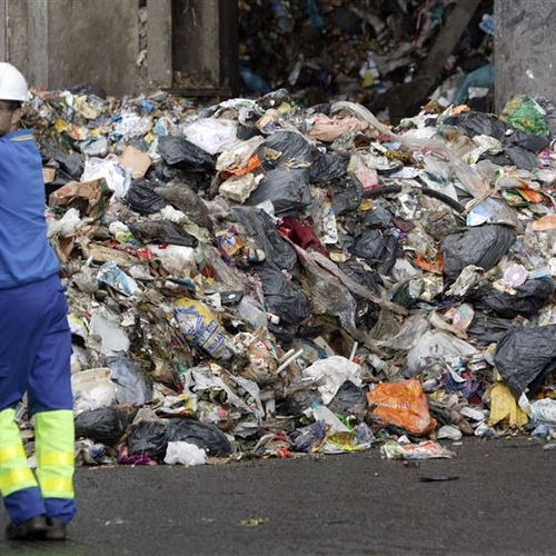 ‘Problemen bij afvalverbrander AEB gaan Amsterdam tientallen miljoenen kosten’