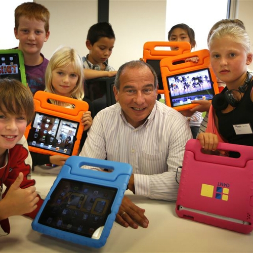Minister Slob: 'iPadscholen kregen geen voorkeursbehandeling'