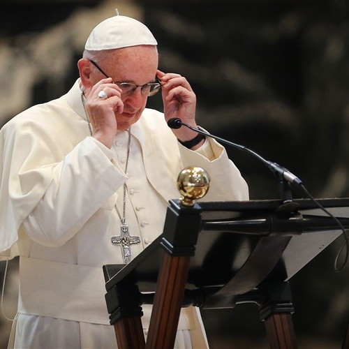Paus Franciscus gaat niet in op doofpotbeschuldiging