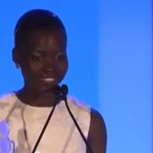 Oscarwinnares Lupita Nyong&apos;o houdt inspirerende rede over schoonheid